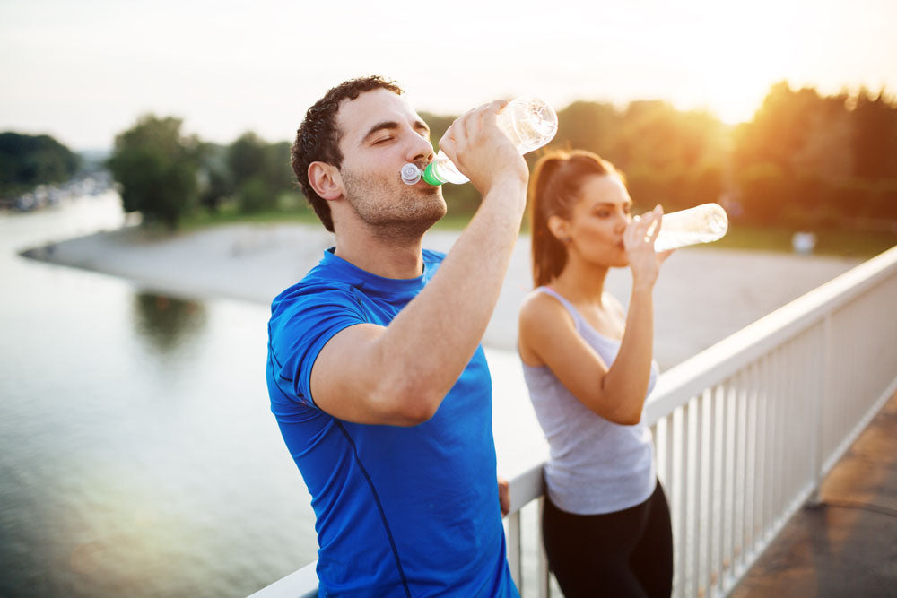 runners take break to drink water